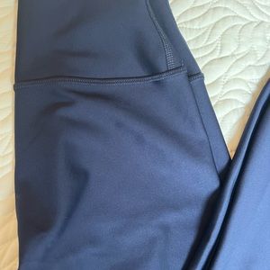Alo Airlift 7/8 legging in Navy Blue